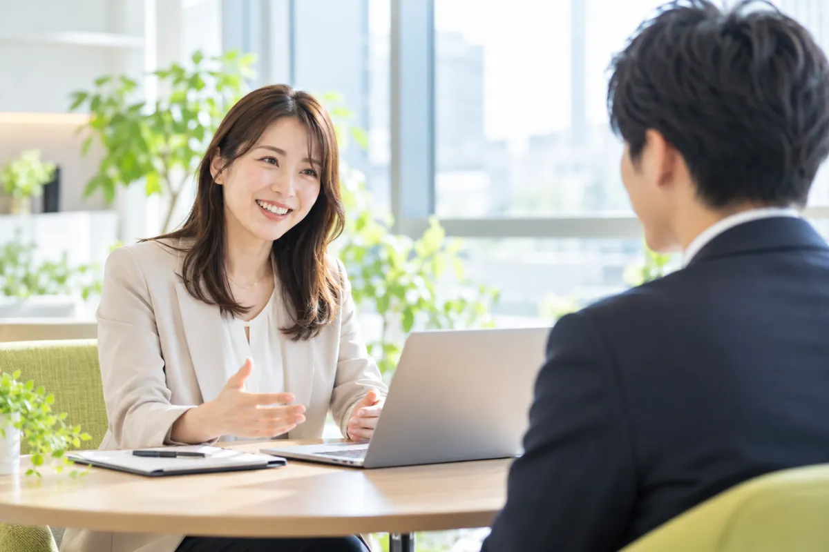 人事担当者が候補者とにこやかに面談している