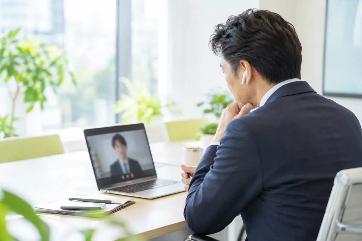 面接官がノートパソコンでオンライン面接をしている様子